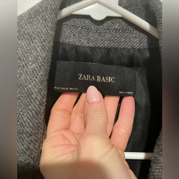 woman’s coat - Picture 3 of 3